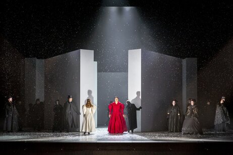 Marie Smolka (Tatjana), Bernarda Klinar (Olga) & Chor | © Birgit Gufler