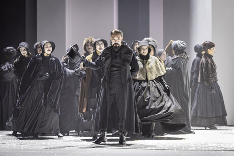 Il-Young Yoon (Hauptmann) & Chor | © Birgit Gufler