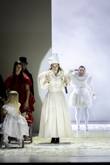 Marie Smolka (Tatjana) & Jason Lee (Triquet) & Statisterie | © Birgit Gufler
