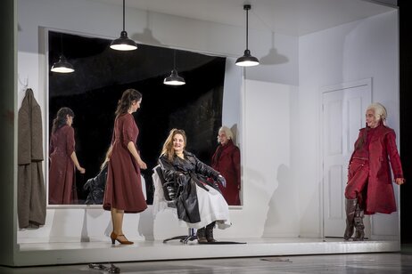 Daniela Bjelobradić (Susanne), Marion Reiser (Hebamme), Pasquale di Filippo (Danton) | © Birgit Gufler
