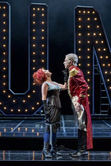 Jennifer Maines (Frau Pusebach), Tom Erik Lie (Theophil)
