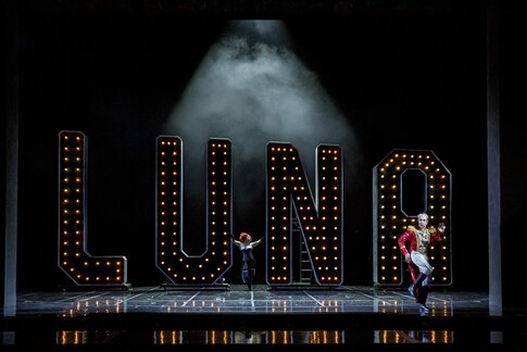Jennifer Maines (Frau Pusebach), Tom Erik Lie (Theophil)