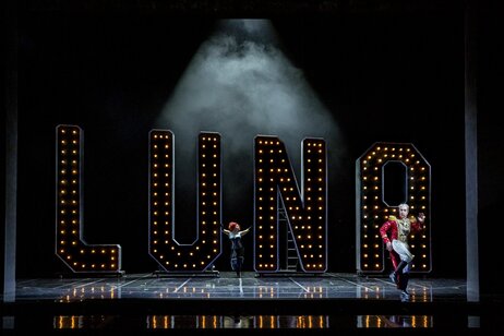 Jennifer Maines (Frau Pusebach), Tom Erik Lie (Theophil)