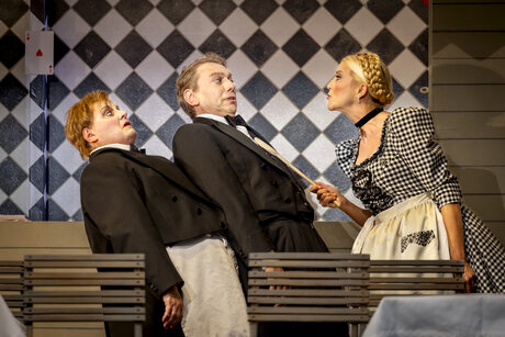 Petra Alexandra Pippan (Piccolo), Erwin Belakowitsch (Leopold), Susanne Langbein (Josepha) | © Birgit Gufler Petra Alexandra Pippan (Piccolo), Erwin Belakowitsch (Leopold), Susanne Langbein (Josepha) | © Birgit Gufler