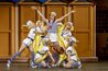 Brígida Pereira Neves, Katharina Löffler, Viktoriia Cherkasova, Mona Theiner, Anna Feichtinger, Sasha Portyannikova, Lena Raisig (Tänzerinnen), Andrea De Majo (Sigismund Sülzheimer)
