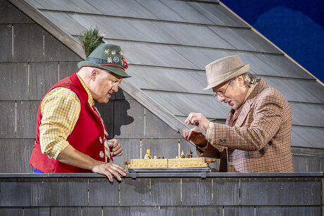 Jan Schreiber (Wilhelm Giesecke), Johann Nikolussi (Prof. Dr. Hinzelmann) | © Birgit Gufler Jan Schreiber (Wilhelm Giesecke), Johann Nikolussi (Prof. Dr. Hinzelmann) | © Birgit Gufler