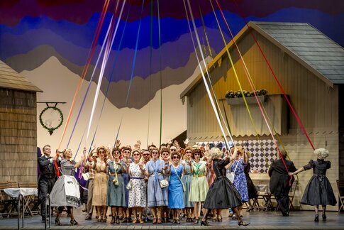 Erwin Belakowitsch (Leopold), Susanne Langbein (Josepha), Tänzerinnen & Chor