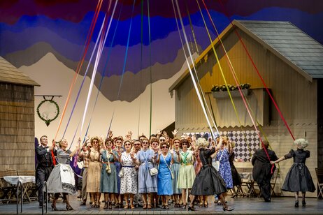 Erwin Belakowitsch (Leopold), Susanne Langbein (Josepha), Tänzerinnen & Chor | © Birgit Gufler