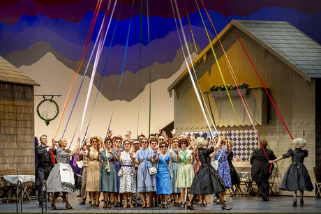 Erwin Belakowitsch (Leopold), Susanne Langbein (Josepha), Tänzerinnen & Chor | © Birgit Gufler Erwin Belakowitsch (Leopold), Susanne Langbein (Josepha), Tänzerinnen & Chor | © Birgit Gufler