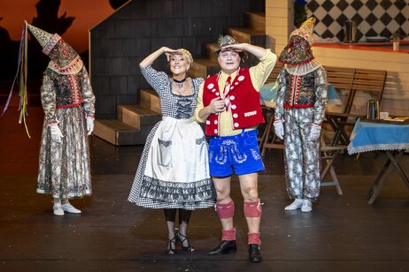 Susanne Langbein (Josepha), Jan Schreiber (Wilhelm Giesecke), Tänzerinnen
