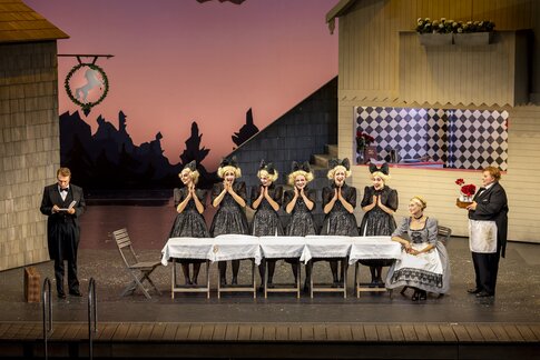 Erwin Belakowitsch (Leopold), Brígida Pereira Neves, Viktoriia Cherkasova, Mona Theiner, Anna Feichtinger, Sasha Portyannikova, Lena Raisig (Tänzerinnen), Susanne Langbein (Josepha), Petra Alexandra Pippan (Piccolo)