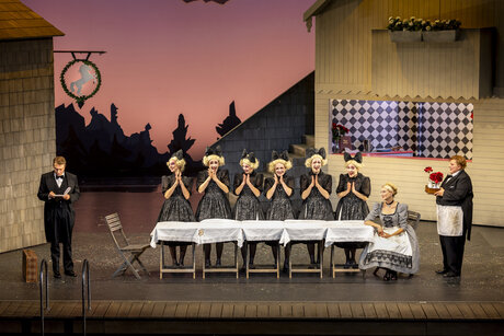 Erwin Belakowitsch (Leopold), Brígida Pereira Neves, Viktoriia Cherkasova, Mona Theiner, Anna Feichtinger, Sasha Portyannikova, Lena Raisig (Tänzerinnen), Susanne Langbein (Josepha), Petra Alexandra Pippan (Piccolo) | © Birgit Gufler Erwin Belakowitsch (Leopold), Brígida Pereira Neves, Viktoriia Cherkasova, Mona Theiner, Anna Feichtinger, Sasha Portyannikova, Lena Raisig (Tänzerinnen), Susanne Langbein (Josepha), Petra Alexandra Pippan (Piccolo) | © Birgit Gufler