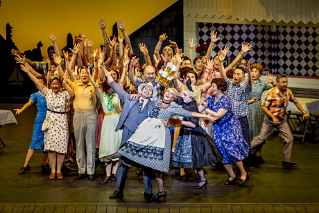 Chor, Jakob Nistler (Dr. Otto Siedler), Susanne Langbein (Josepha) | © Birgit Gufler Chor, Jakob Nistler (Dr. Otto Siedler), Susanne Langbein (Josepha) | © Birgit Gufler