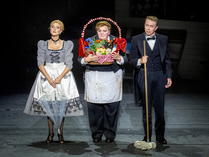 Susanne Langbein (Josepha), Petra Alexandra Pippan (Piccolo), Erwin Belakowitsch (Leopold) | © Birgit Gufler Susanne Langbein (Josepha), Petra Alexandra Pippan (Piccolo), Erwin Belakowitsch (Leopold) | © Birgit Gufler