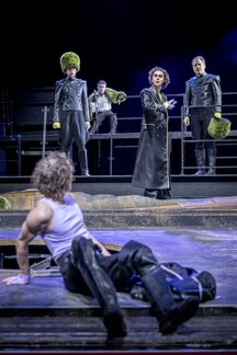 Florian Granzner (Oswald, sitzend), Benjamin Chamandy (Gawain), Kristoffer Nowak (Conon), Tommy Fischnaller-Wachtler (Arthur) & Stefan Riedl (Albanact)