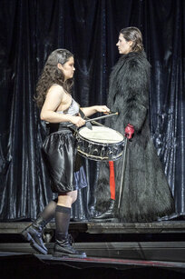 Camilla Saba Davies & Sasha Portyannikova (Der Krieg) | © Birgit Gufler