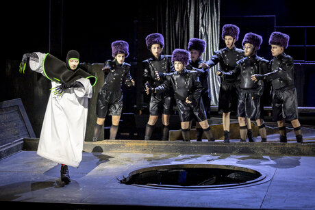 Sasha Portyannikova (Priesterin) & Extrachor  | © Birgit Gufler