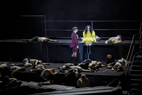 Katharina Löffler (Matilda),Cansu Şîya Yıldız (Emmeline) & Extrachor