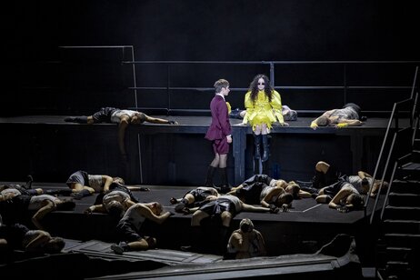 Katharina Löffler (Matilda),Cansu Şîya Yıldız (Emmeline) & Extrachor