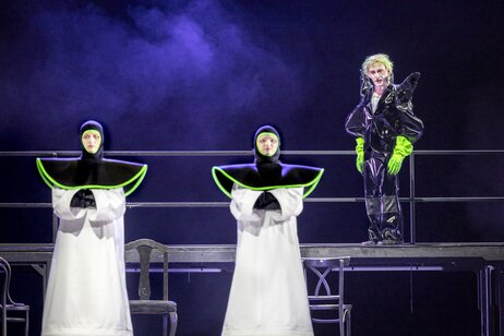 Sasha Portyannikova (Priesterin), Camilla Saba Davies (Priesterin) & Pasquale di Filippo (Guillamar)