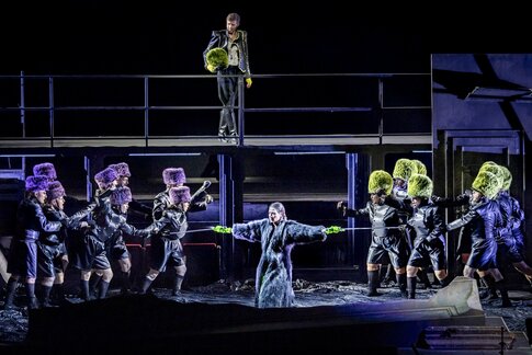Benjamin Chamandy (Gawain, stehend oben), Sasha Portyannikova (Der Krieg, stehend mittig) & Extrachor