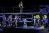 Benjamin Chamandy (Gawain, stehend oben), Sasha Portyannikova (Der Krieg, stehend mittig) & Extrachor