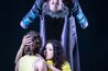 Florian Granzner (Oswald, hängend), Tommy Fischnaller-Wachtler (Arthur) & Cansu Şîya Yıldız (Emmeline)