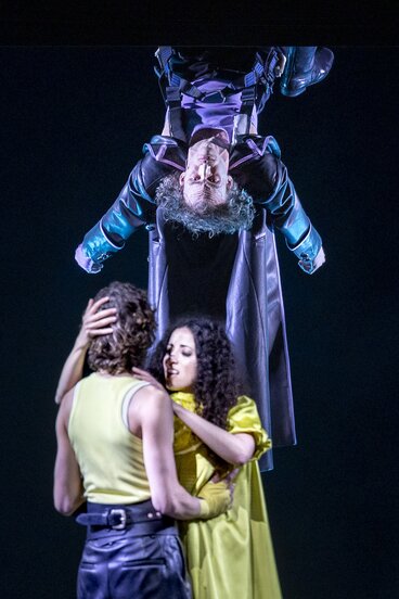 Florian Granzner (Oswald, hängend), Tommy Fischnaller-Wachtler (Arthur) & Cansu Şîya Yıldız (Emmeline)