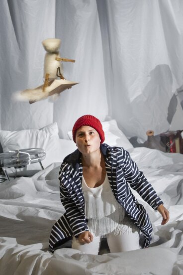 Laura Nöbauer im Stück