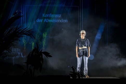 Teilnehmer:in bei der Konferenz der Abwesenden