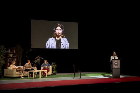 Teilnehmer:innen bei der Konferenz der Abwesenden