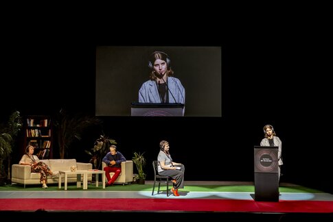 Teilnehmer:innen bei der Konferenz der Abwesenden