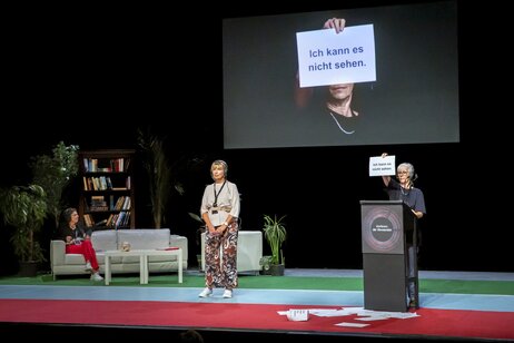 Teilnehmer:innen bei der Konferenz der Abwesenden