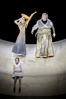 Greta Maria Lindmayr (Die junge Vitellia), Catherine Jaeger (Das Gewissen), Uwe Stickert (Tito)