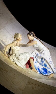 Annina Wachter (Servilia), Anastasia Lerman (Vitellia)