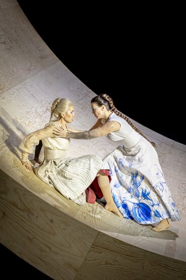 Annina Wachter (Servilia), Anastasia Lerman (Vitellia)