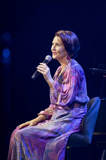 Maya Hakvoort in Concert