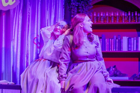 Marion Reiser (Elena) & Sara Nunius (Lila)