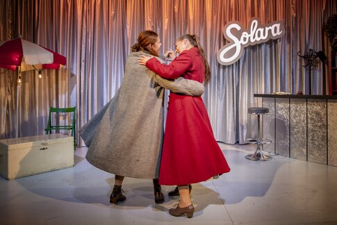 Sara Nunius (Lila) & Marion Reiser (Elena)