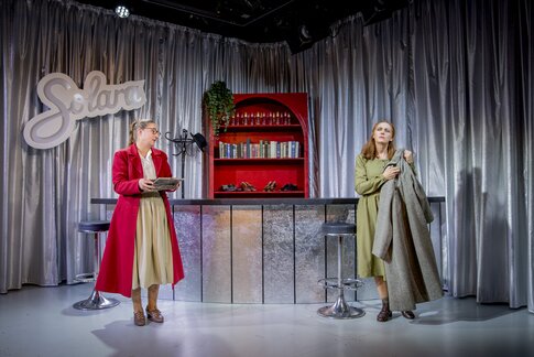 Marion Reiser (Elena) & Sara Nunius (Lila)