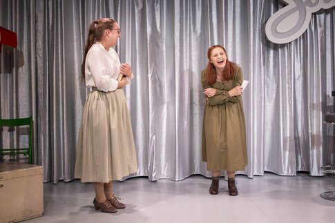 Marion Reiser (Elena) & Sara Nunius (Lila)