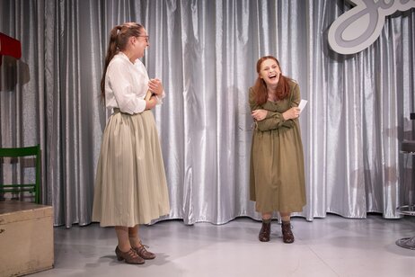 Marion Reiser (Elena) & Sara Nunius (Lila)