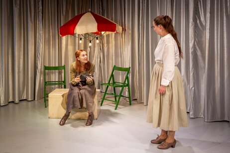 Sara Nunius (Lila) & Marion Reiser (Elena)