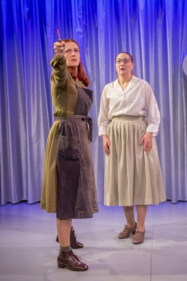Sara Nunius (Lila) & Marion Reiser (Elena)