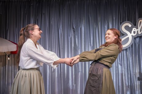 Marion Reiser (Elena) & Sara Nunius (Lila)