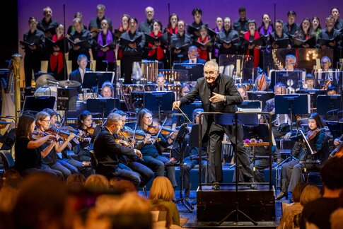 Howard Arman und das Tiroler Symphonieorchester Innsbruck beim Mitsingkonzert