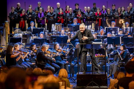 Howard Arman und das Tiroler Symphonieorchester Innsbruck beim Mitsingkonzert
