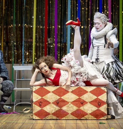 Pagliacci: Aris Argiris (Tonio), Marie Smolka (Nedda), Jason Lee (Peppe) & Chor
