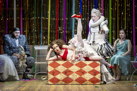 Pagliacci: Aris Argiris (Tonio), Marie Smolka (Nedda), Jason Lee (Peppe) & Chor | © Birgit Gufler Pagliacci: Aris Argiris (Tonio), Marie Smolka (Nedda), Jason Lee (Peppe) & Chor | © Birgit Gufler