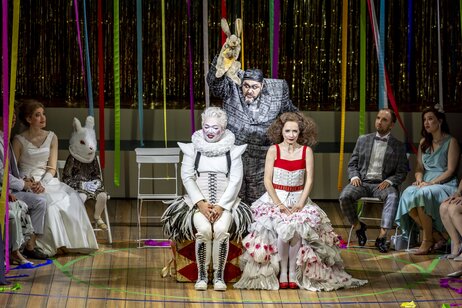 Pagliacci: Milo Jaindl (Kind), Jason Lee (Peppe), Aris Argiris (Tonio), Marie Smolka (Nedda) & Chor | © Birgit Gufler